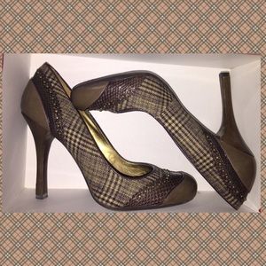 👠👠GUESS PLAID LEATHER HEELS SIZE 9 1/2👠